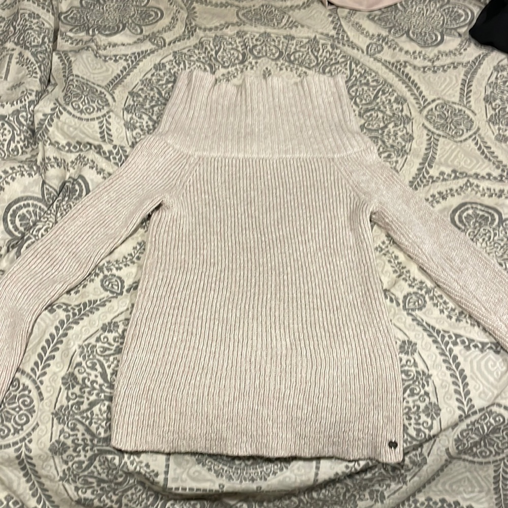 Elegant hollister sweater